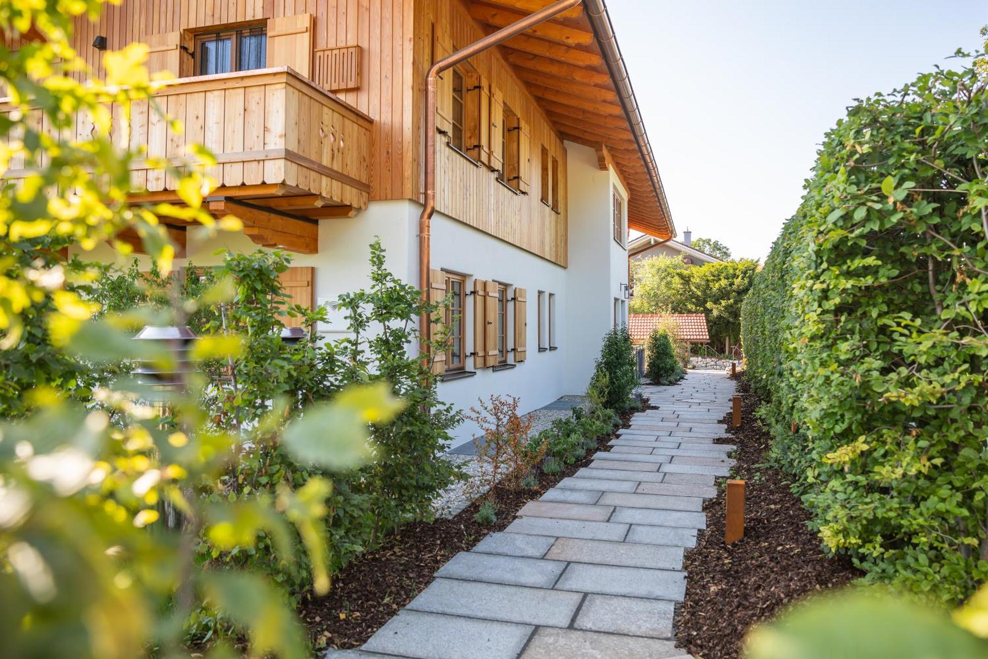 Graf Chiemo Suites - Direkt Am Chiemsee Mit Separatem Seezugang Chieming Exterior foto