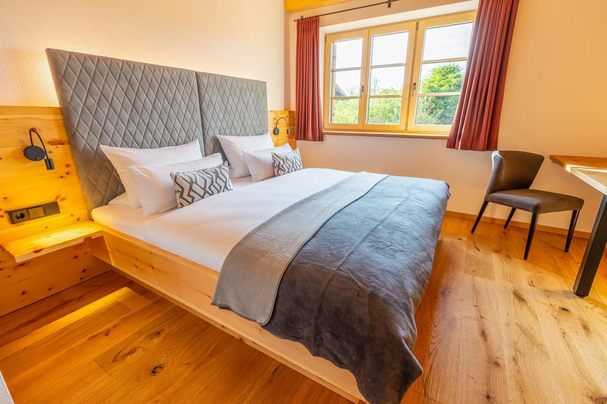 Graf Chiemo Suites - Direkt Am Chiemsee Mit Separatem Seezugang Chieming Exterior foto